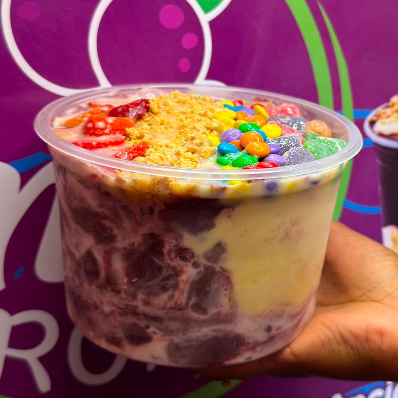 A&ccedil;a&iacute; com creme de ninho como complemento, um pedido que Igor preparou para entrega via delivery.