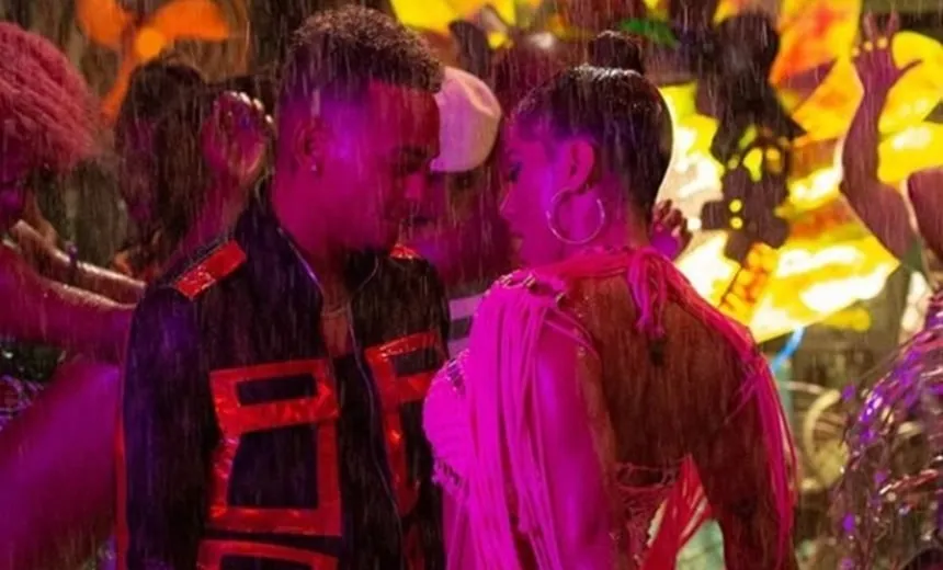 Anitta é acusada de apropriação cultural em clipe "Muito calor" e dispara: "vocês nunca estão satisfeitos"
