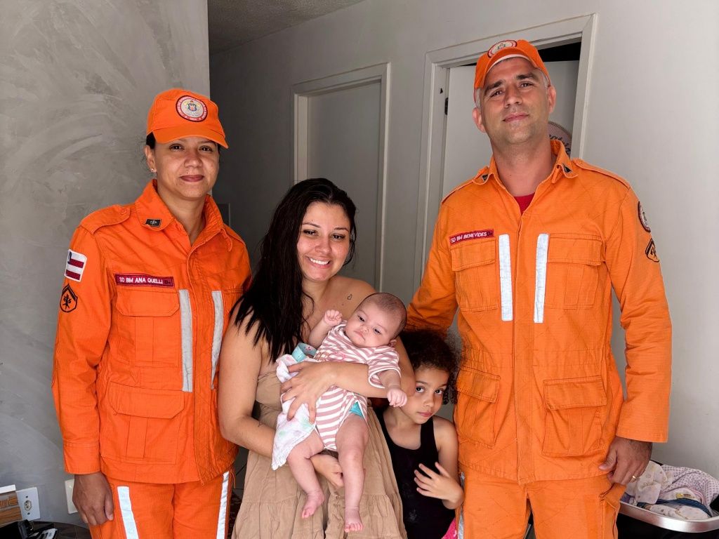 Bombeiros ao lado da mãe e da bebê engasgada. Foto: Ascom/Corpo de Bombeiros