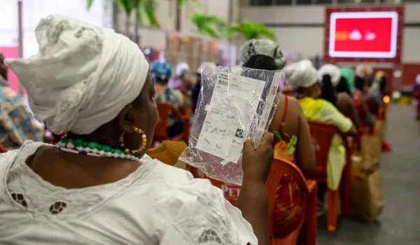 Baianas de acarajé beneficiadas por programa recebem treinamento e 3 mil litros de azeite de dendê