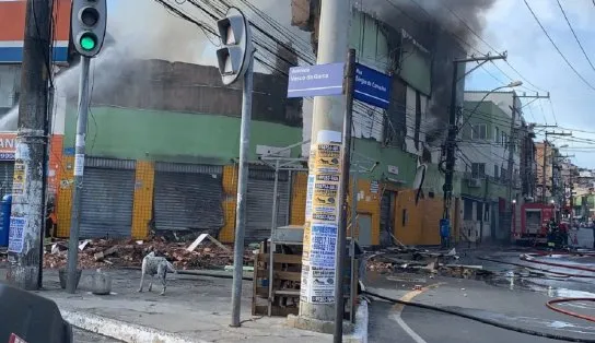 Bombeiros tentam conter incêndio em loja de peças para automóveis na Avenida Vasco da Gama; veja vídeo