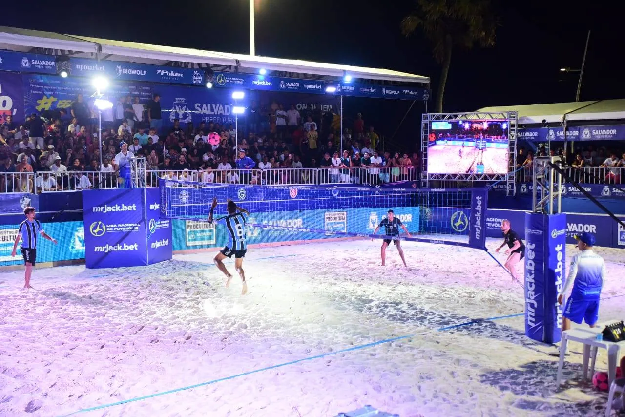 Liga Nacional de Futevôlei terá partidas no Farol da Barra até domingo (30)