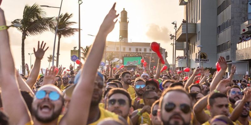 A festa é distribuída por diversos circuitos, cada um com características próprias, e conta com a participação de blocos, trios elétricos, artistas renomados e camarotes/Foto: Reprodução