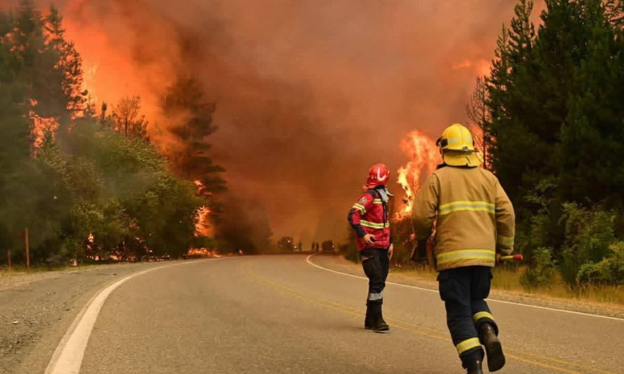 Força-tarefa conta com quase 500 profissionais, entre bombeiros, equipes de resgate e forças de segurança.Foto: Reprodução / X