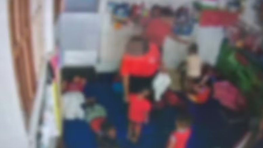 Professora é flagrada agredindo crianças em creche de Salvador. Foto: Reprodução