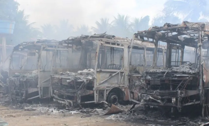 Quatro ônibus são incendiados por homens encapuzados em Amélia Rodrigues; veja fotos