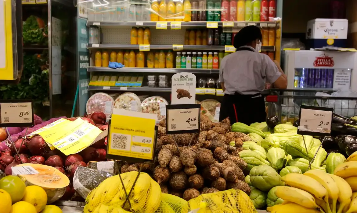 Cidades da Bahia fecham supermercados aos domingos e feriados
