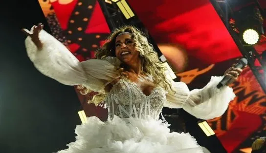 Daniela Mercury celebra realização do Pôr do Som e alfineta prefeitura: 'Estava proibido, mas conseguimos!'