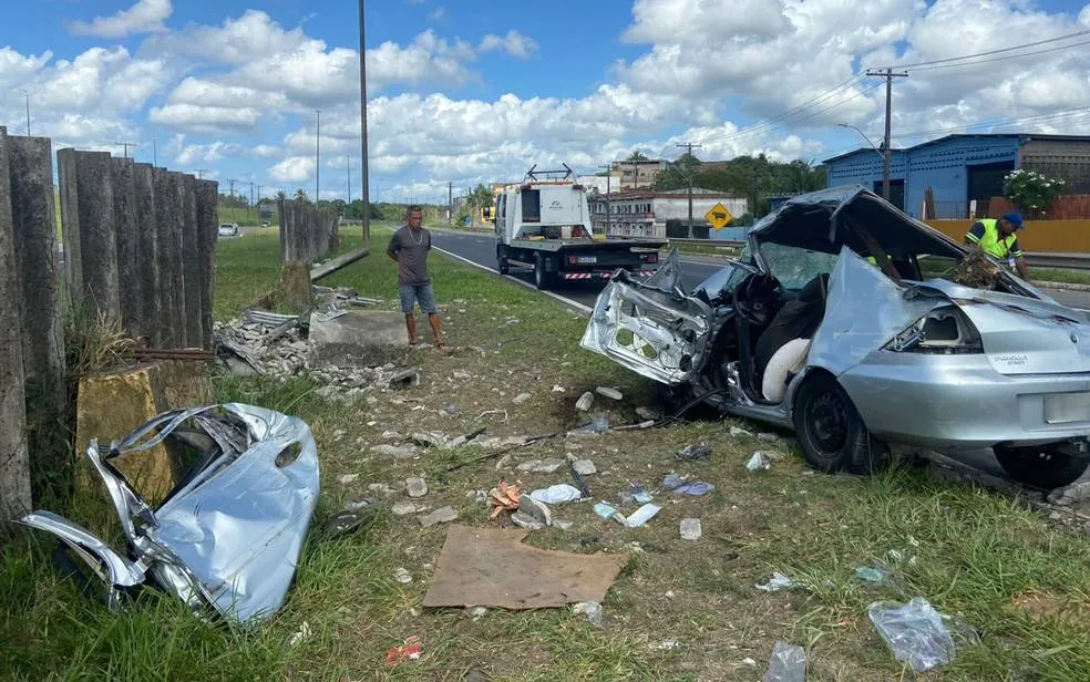 Acidente de carro deixa 3 feridos em rodovia de Salvador