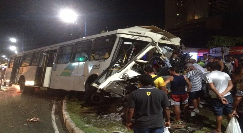 ‘ESGOTO AO MAR’: Acidente na Vasco atinge linha de transmissão de estação da Embasa