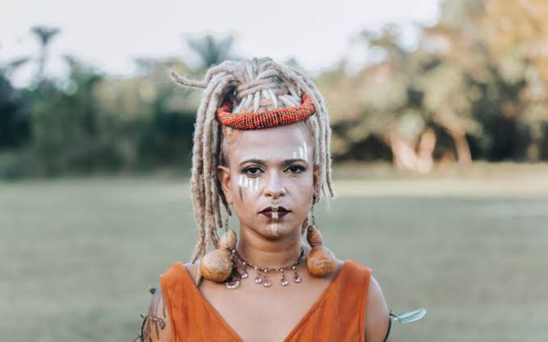 Eloah Monteiro apresenta um espet&aacute;culo que valoriza a for&ccedil;a da mulher negra no samba, unindo m&uacute;sica, ancestralidade e identidade cultural/Foto: Divulga&ccedil;&atilde;o&nbsp;