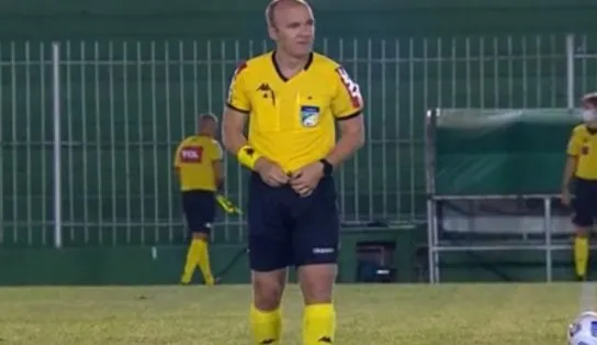 Árbito faz xixi na roupa durante partida de futebol e viraliza nas redes sociais