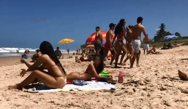 VÍDEO: banhista registra aglomeração na Praia do Flamengo; 'não tem quarentena em Salvador'