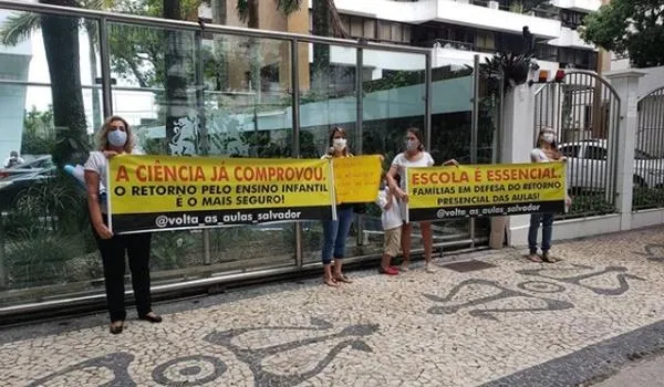 VÍDEO: pedindo o retorno das aulas presenciais, grupo de mães protesta em frente ao prédio de ACM Neto