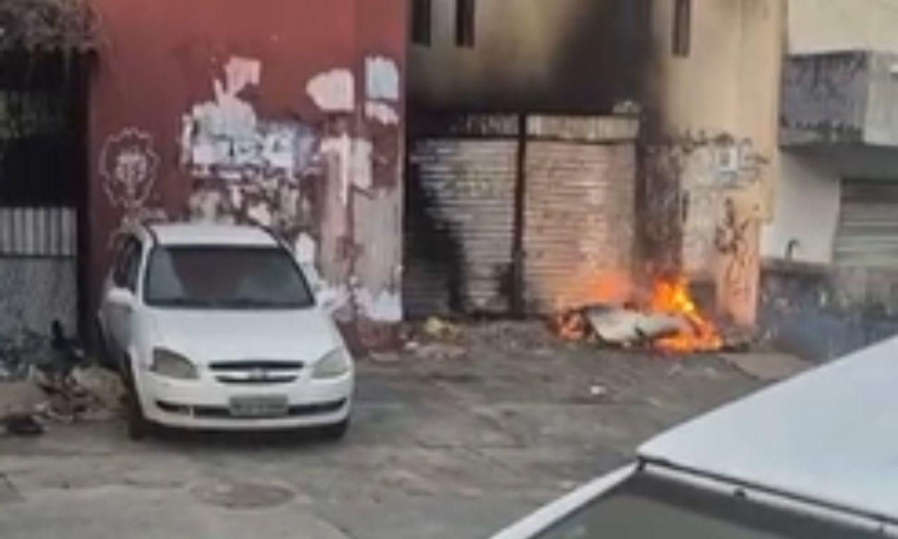 Inc&ecirc;ndio em pr&eacute;dio abandonado na Baixa de Quintas. Foto: Redes sociais