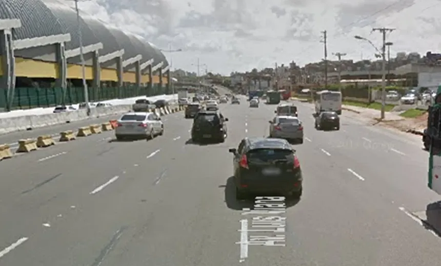 Acidente entre van e ônibus deixa trânsito intenso na Av.Paralela