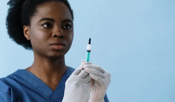 Mesmo após laudo apontar morte de voluntário por suicídio, Anvisa mantém suspensão de vacina; "dados incompletos"