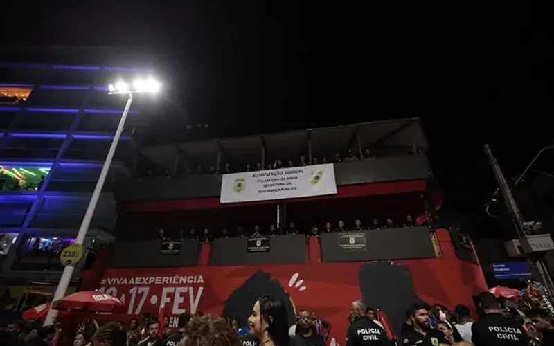 O Camarote 305, localizado no circuito Dod&ocirc; (Barra-Ondina), foi interditado pela Pol&iacute;cia Civil da Bahia ap&oacute;s investiga&ccedil;&atilde;o que apura suspeitas de rifas ilegais e poss&iacute;vel liga&ccedil;&atilde;o com lavagem de dinheiro/Foto: Ascom/PCBA&nbsp;