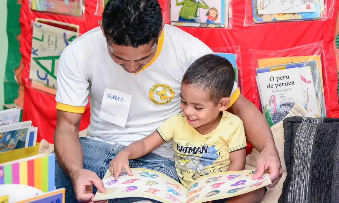 Família deve acompanhar rotina escolar e incentivar aprendizado em casa, diz especialista. Foto: Andrezza Mariot