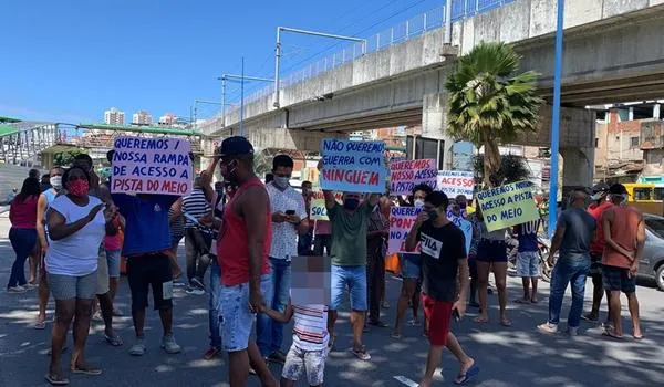 Moradores fazem protesto para reivindicar ações da Prefeitura na Avenida Bonocô; assista