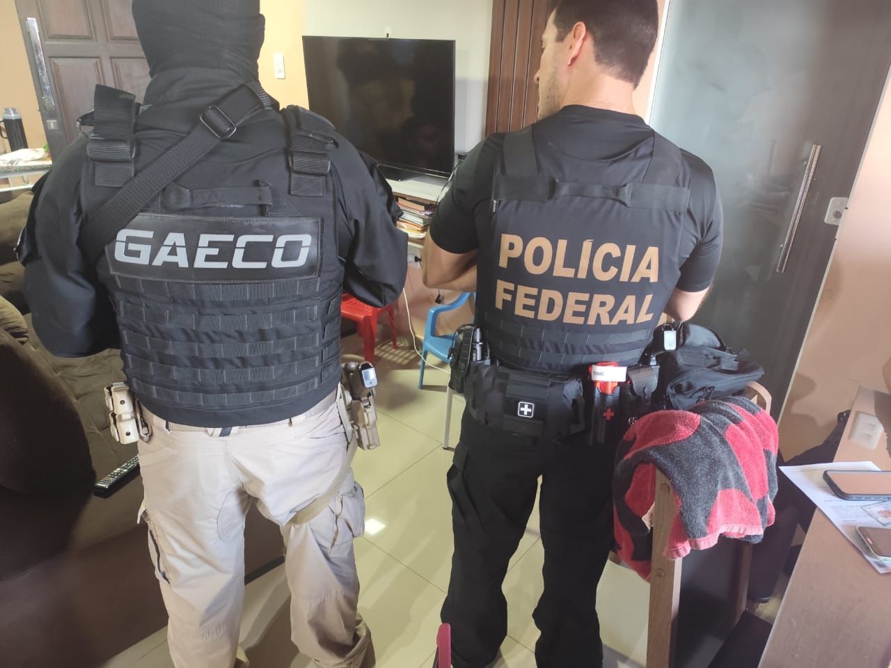 O falso advogado e os demais investigados responderão pelos crimes de associação criminosa e estelionato. Foto: Divulgação / PF e MPBA