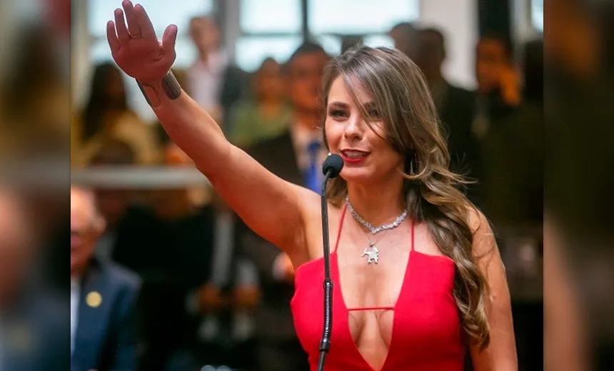 Deputada rebate ataques por usar decote em posse: ‘Vou continuar vestindo o que quero’