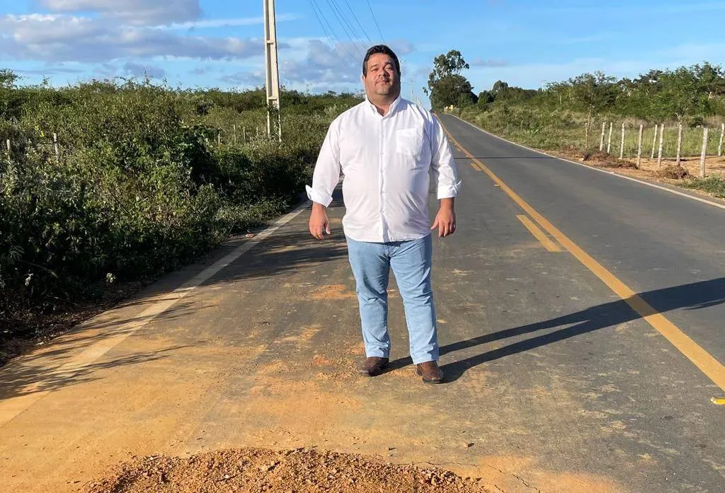 Vitória da Conquista: vereador denuncia asfalto danificado por rompimento de tubulação da Embasa