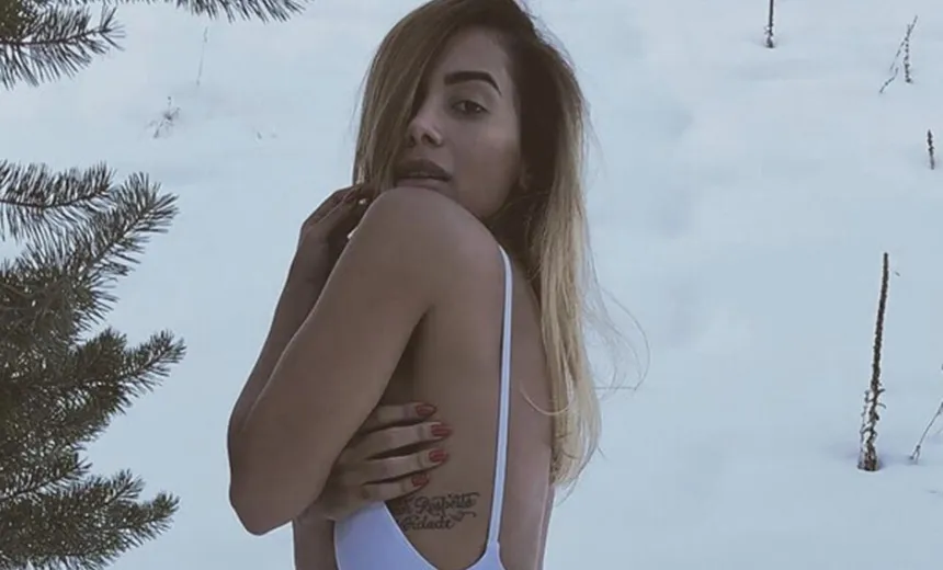 SENSUALIZANDO: Anitta surpreende fãs ao posar de maiô e exibir ‘marquinha’ na neve
