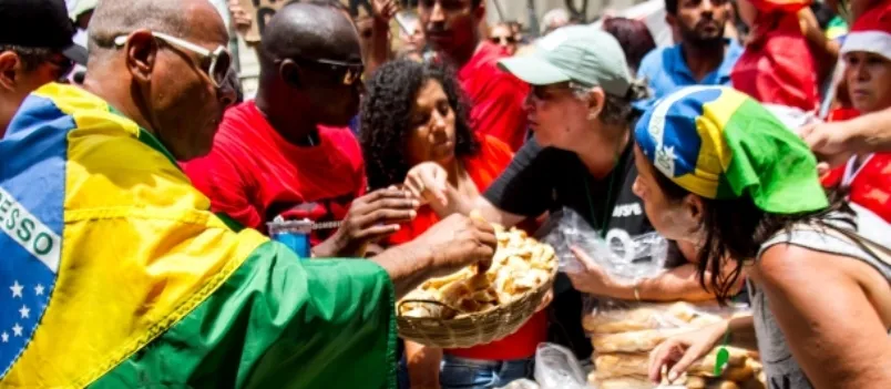 Com salários atrasados, servidores do Rio protestam com ‘ceia da miséria’