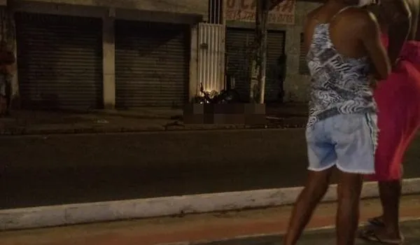 Casal morre após motocicleta bater contra poste na Avenida Suburbana