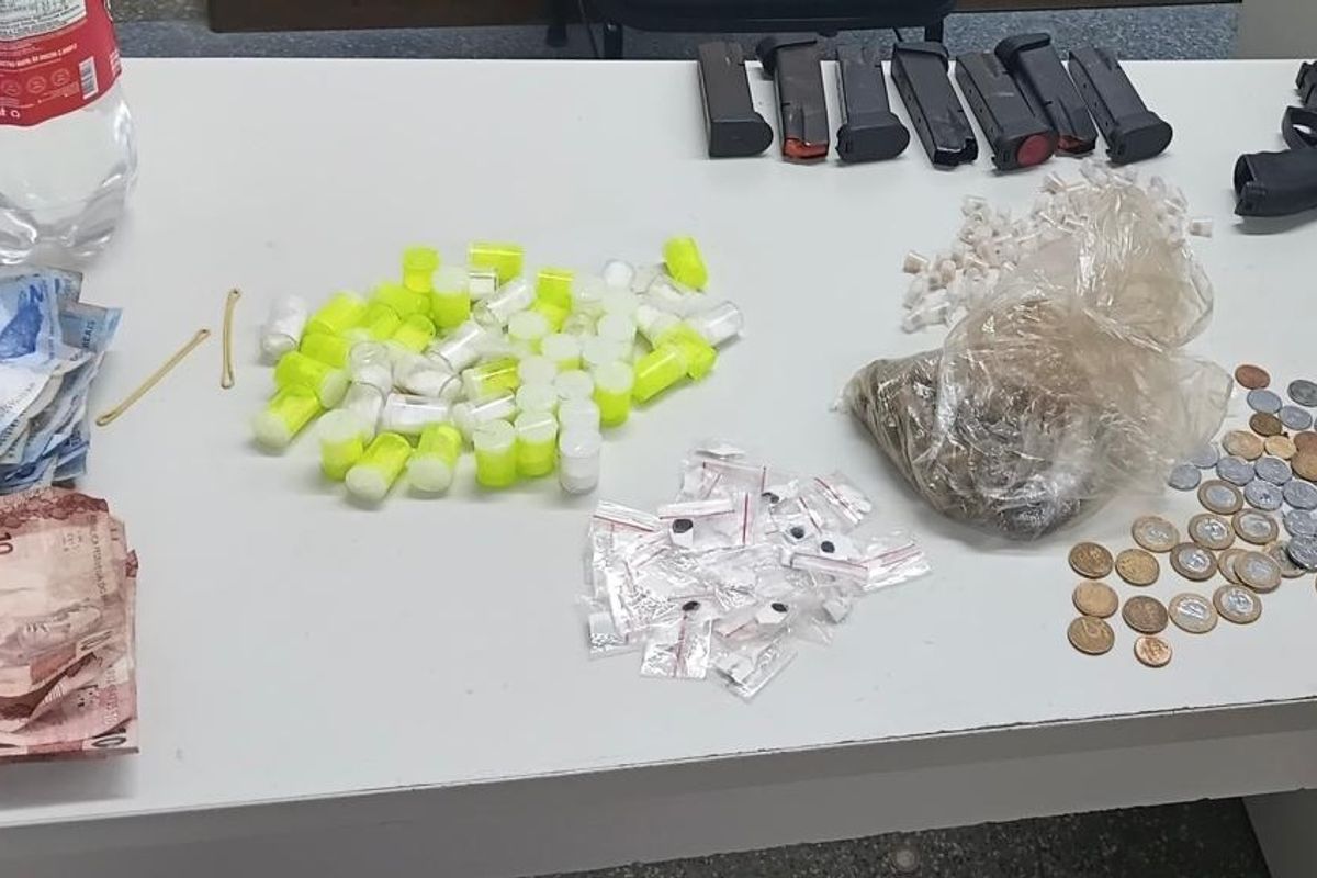 Drogas foram apreendidas com suspeitos que faziam reféns no bairro de Engomadeira, em Salvador. Foto: Divulgação
