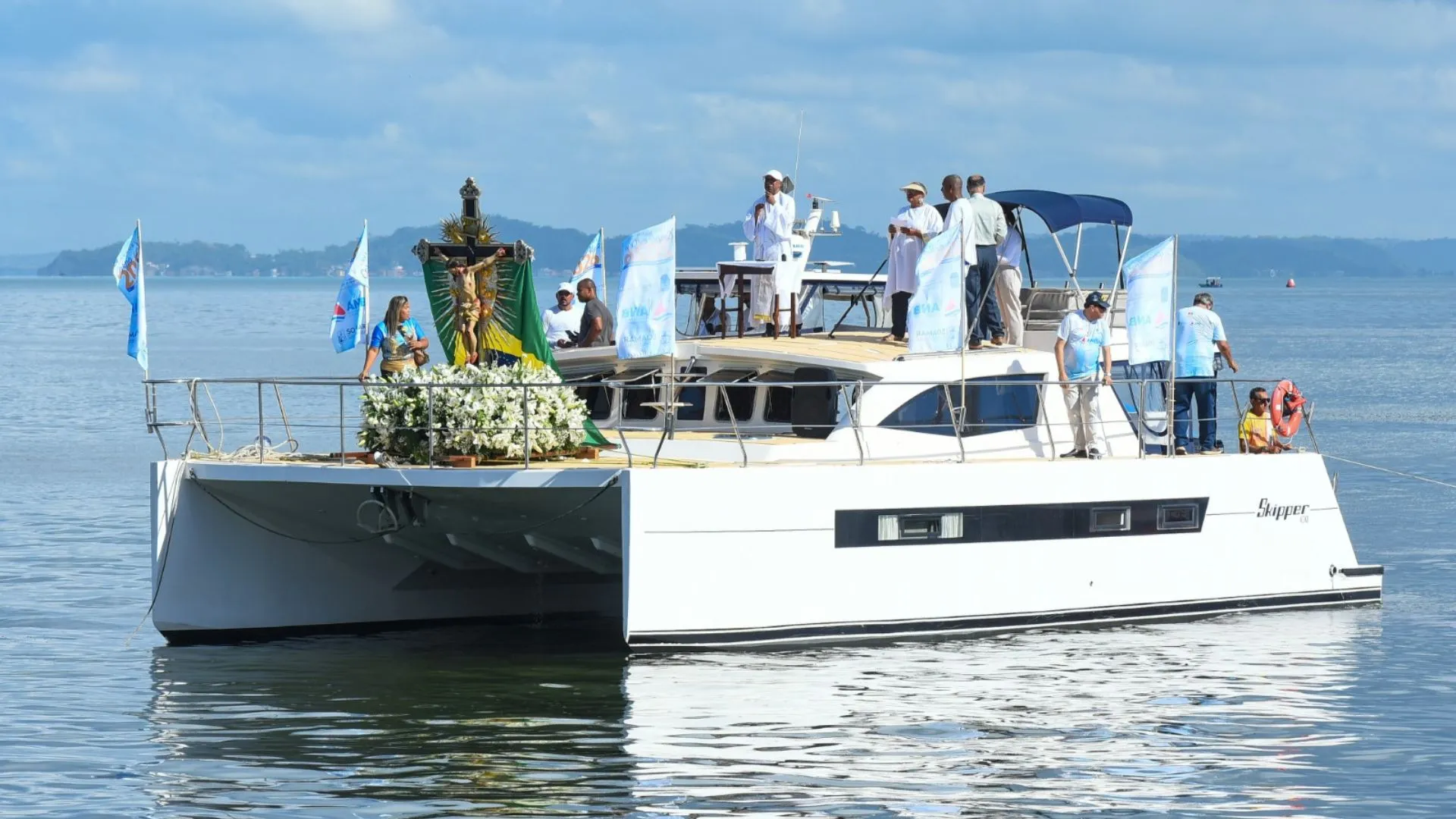Fiés conduzem imagem do Senhor do Bonfim em procissão marítima 