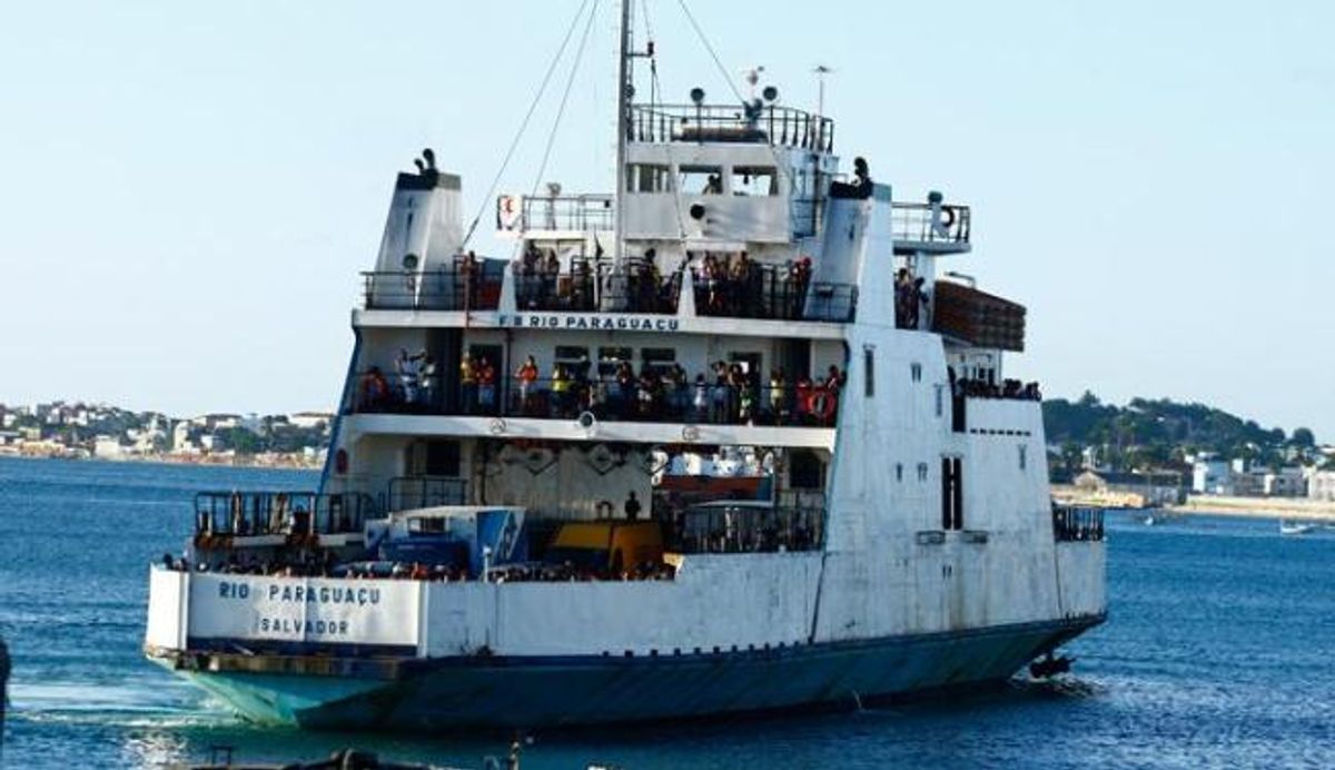Quatro embarcações operam no sistema ferry boat e movimento é tranquilo