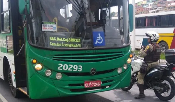 Vídeo! Falso ambulante é preso ao tentar assaltar ônibus em Salvador; comparsa foge 