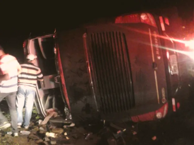 Ônibus da banda ‘Garota Safada’ tomba em Fortaleza, deixa 18 feridos e quatro em estado grave