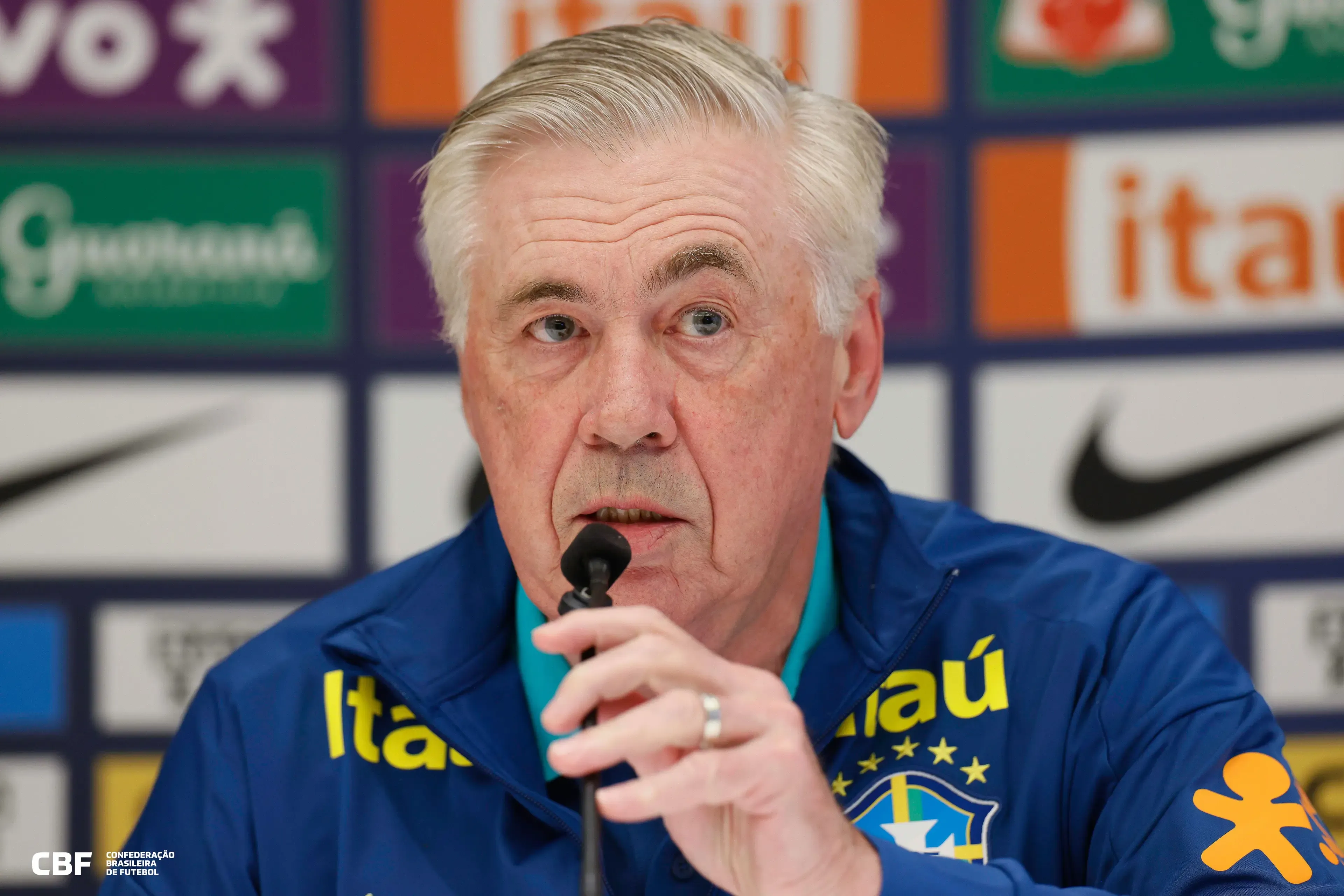 Cordialidade de Ancelotti foi um dos artifícios para lidar com a ansiedade da estreia. Foto: Rafael Ribeiro | CBF