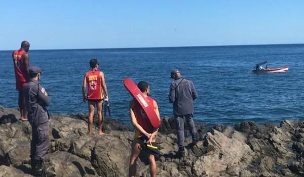 Homem se afoga na praia do Farol da Barra neste domingo; bombeiros tentam encontrar o corpo