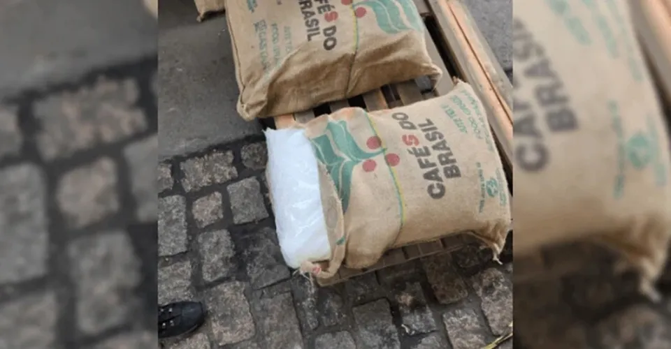 Polícia apreende quase 800 kg de cocaína escondidos em sacos de café