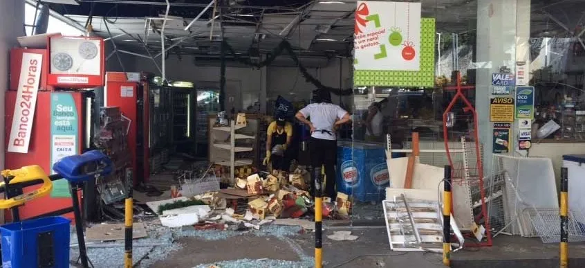 Bandidos explodem caixa eletrônico em posto de combustíveis, próximo ao Dique do Tororó