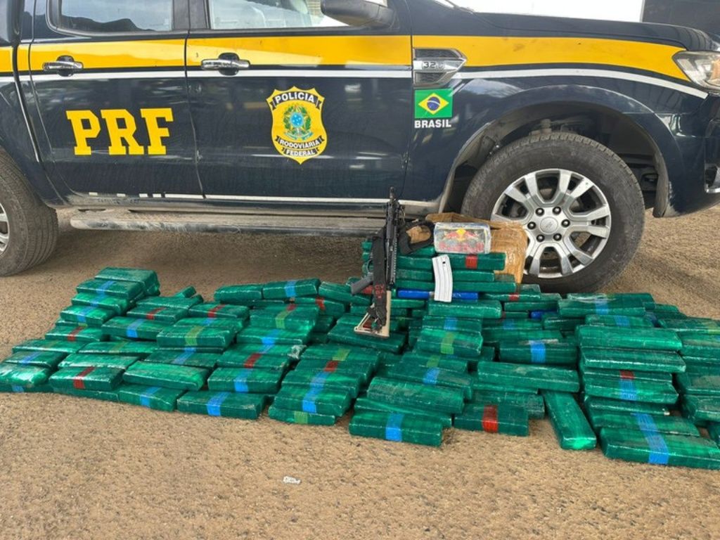 As drogas e o fuzil foram encontradas em um veículo em Feira de Santana. Foto: Divulgação/PRF