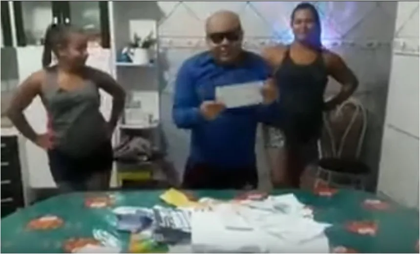Baiano viraliza na web com vídeo ‘sorteando’ boletos de cobrança; veja vídeo