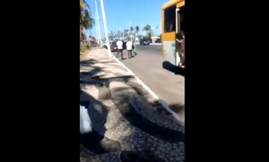 Baixaria no “buzu”: rodoviários e passageiro brigam em Salvador; veja vídeos