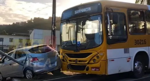 Ônibus desgovernado derruba sinaleira e atinge carro no Subúrbio de Salvador 