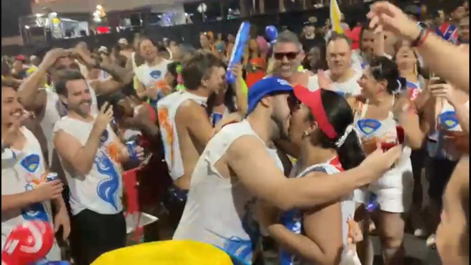 VÍDEO: Mulher é pedida em casamento no bloco de Bell e casal é aplaudido