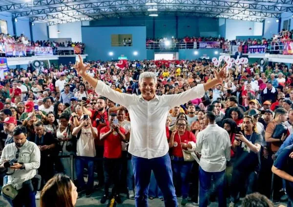 O governador Jerônimo Rodrigues em Senhor do Bonfim durante a plenária do PGP 2026 realizada neste domingo