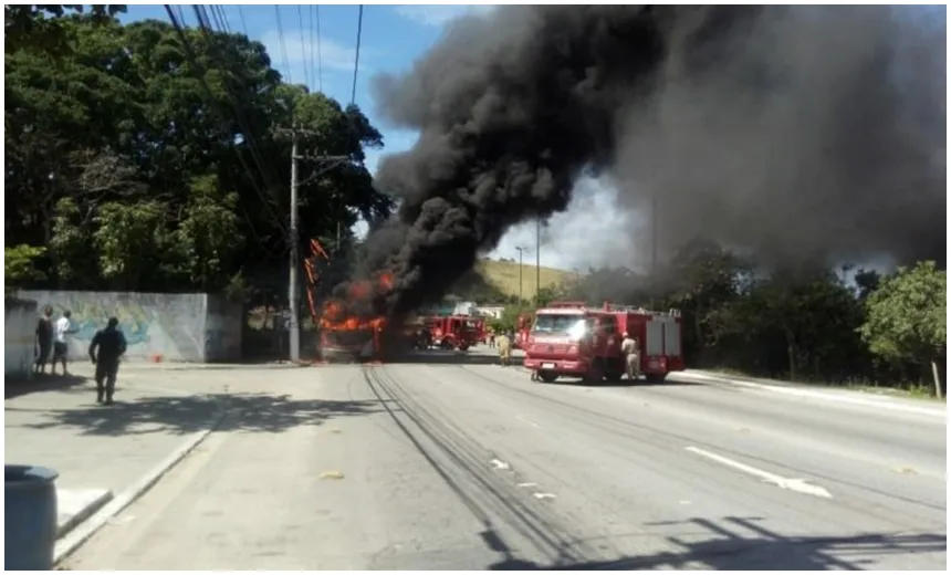 Durante ataque, criminosos colocam fogo em ônibus com 15 passageiros dentro no RJ