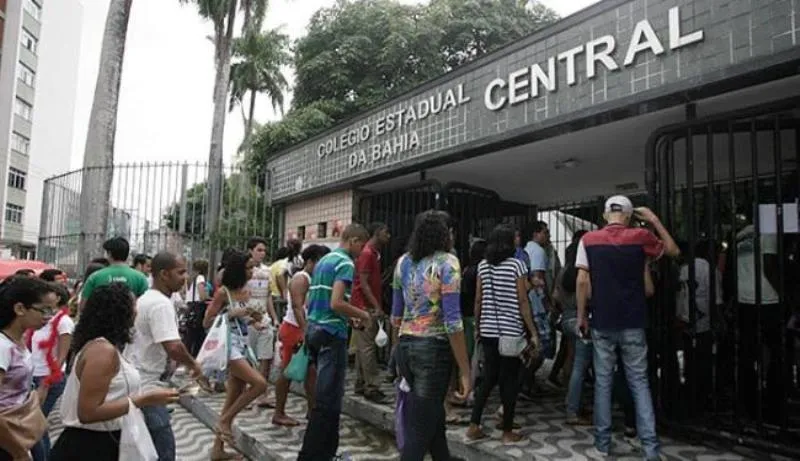 ASSALTO: Bandidos invadem pátio do colégio Central e fazem a ‘limpa’ em estudantes