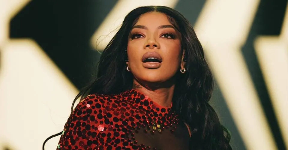 Ludmilla joga água em 'fã' durante show em Santa Catarina; veja vídeo