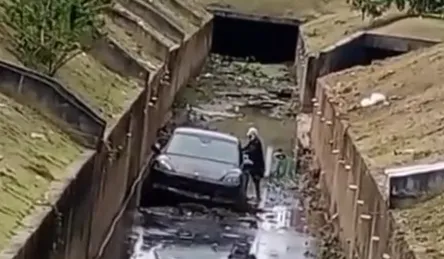 VÍDEO: Carro de luxo cai dentro de bueiro na Avenida ACM, em Salvador