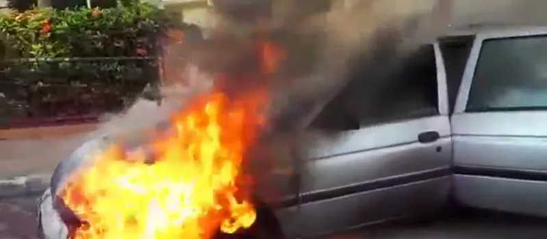 EM CHAMAS: Carro pega fogo na Avenida Garibaldi, em Salvador; Veja vídeo